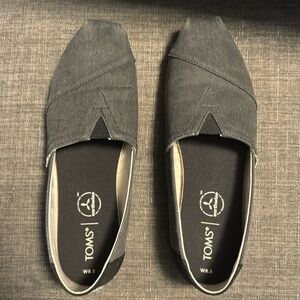 3/$26 Gray and black Tom’s EUC 8.5